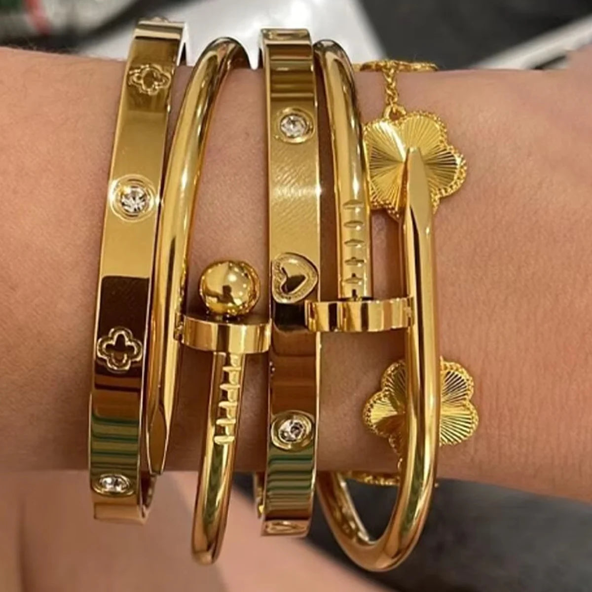 Crystal Heart Bangle – Minimalist Zinc Alloy Bracelet