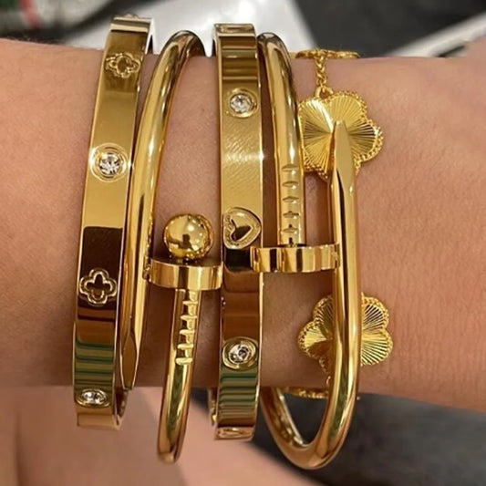 Crystal Heart Bangle – Minimalist Zinc Alloy Bracelet