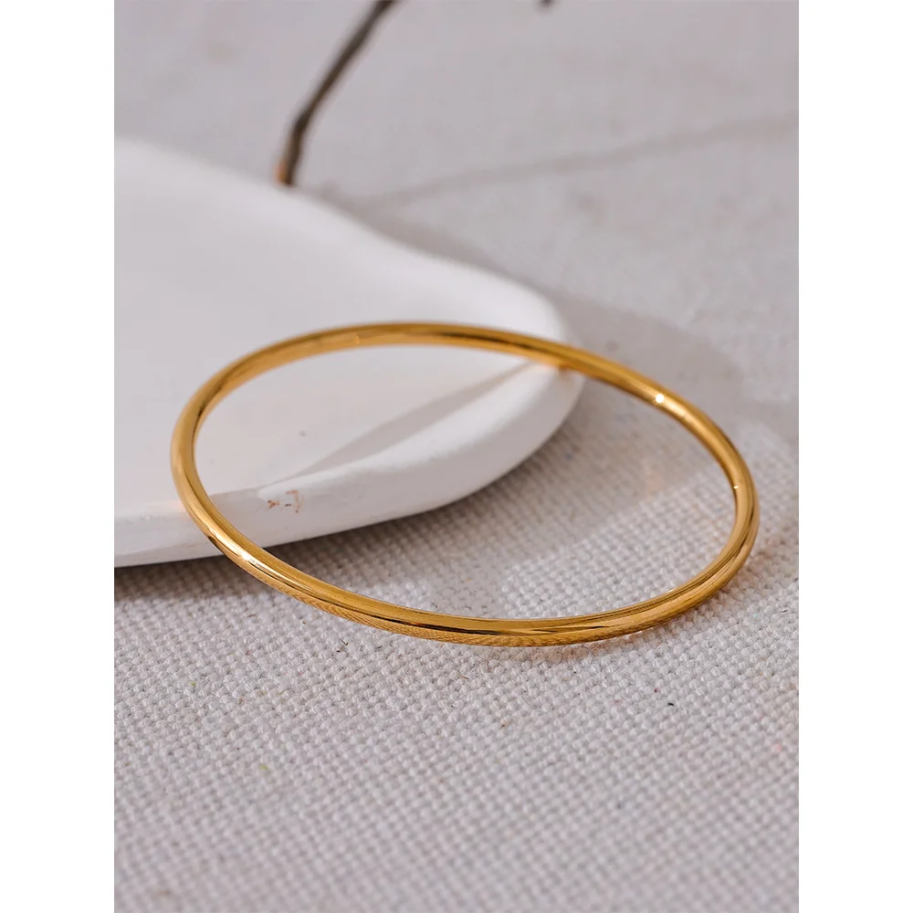 Classic Round Bangle – 18K Gold Plated Stainless Steel, Waterproof